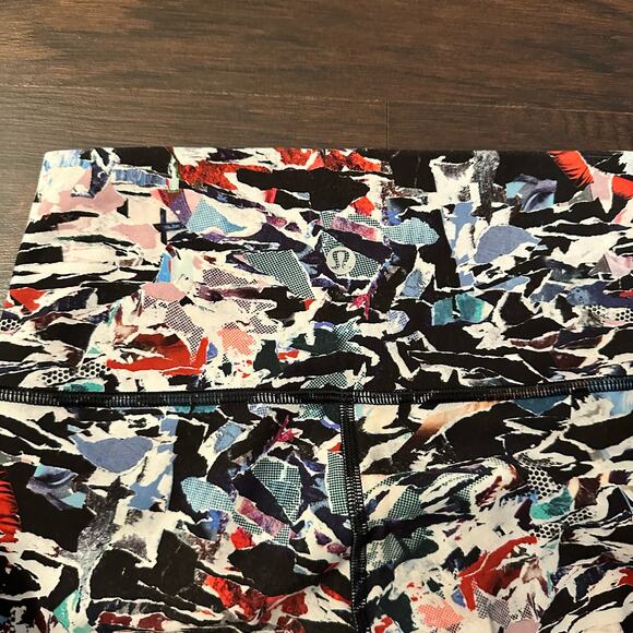 Lululemon multicolor print cropped leggings size 4 - Picture 4 of 9